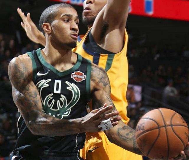 纷向他致意 纷向他致意